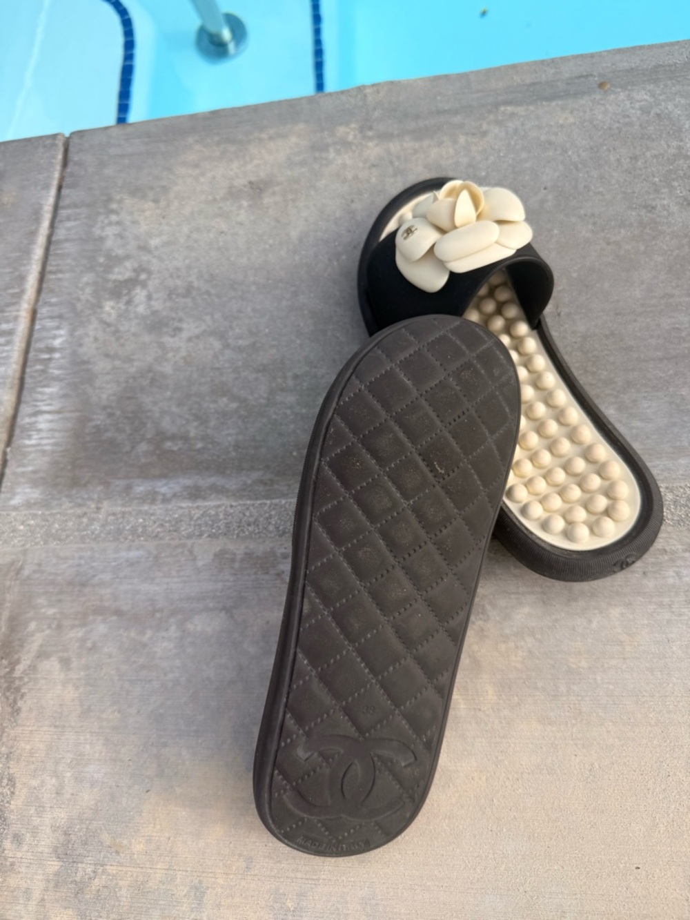 CHANEL Black Slide pool beach Sandals with Cream Camellia Accent CC Logo size 38 - Picture 6 of 7